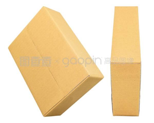 封闭的棕色纸板箱独立于白色